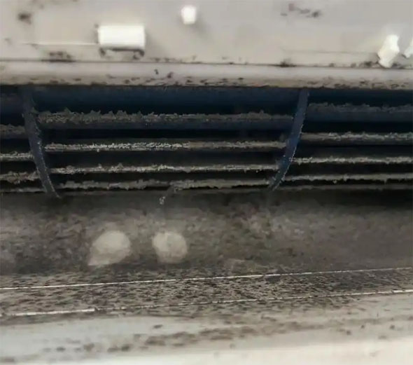 花垣空调吹的风有股烧焦味是怎么回事